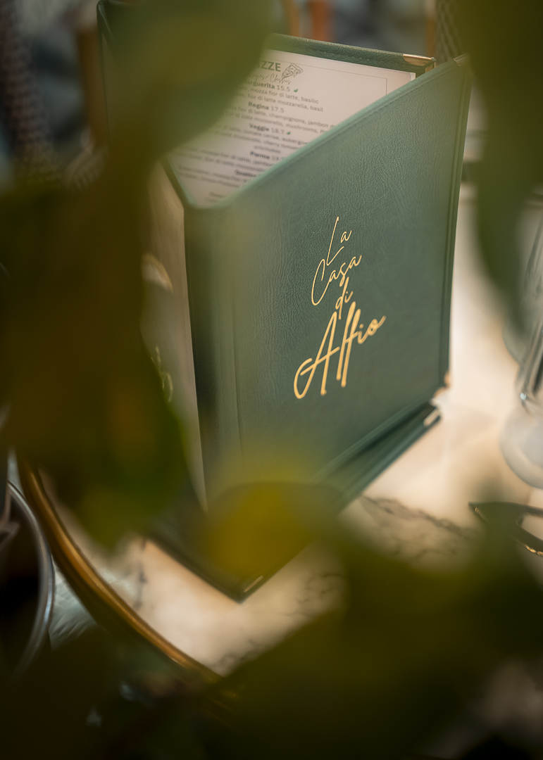 Menu vert La Casa di Alfio dans une lumière tamisée